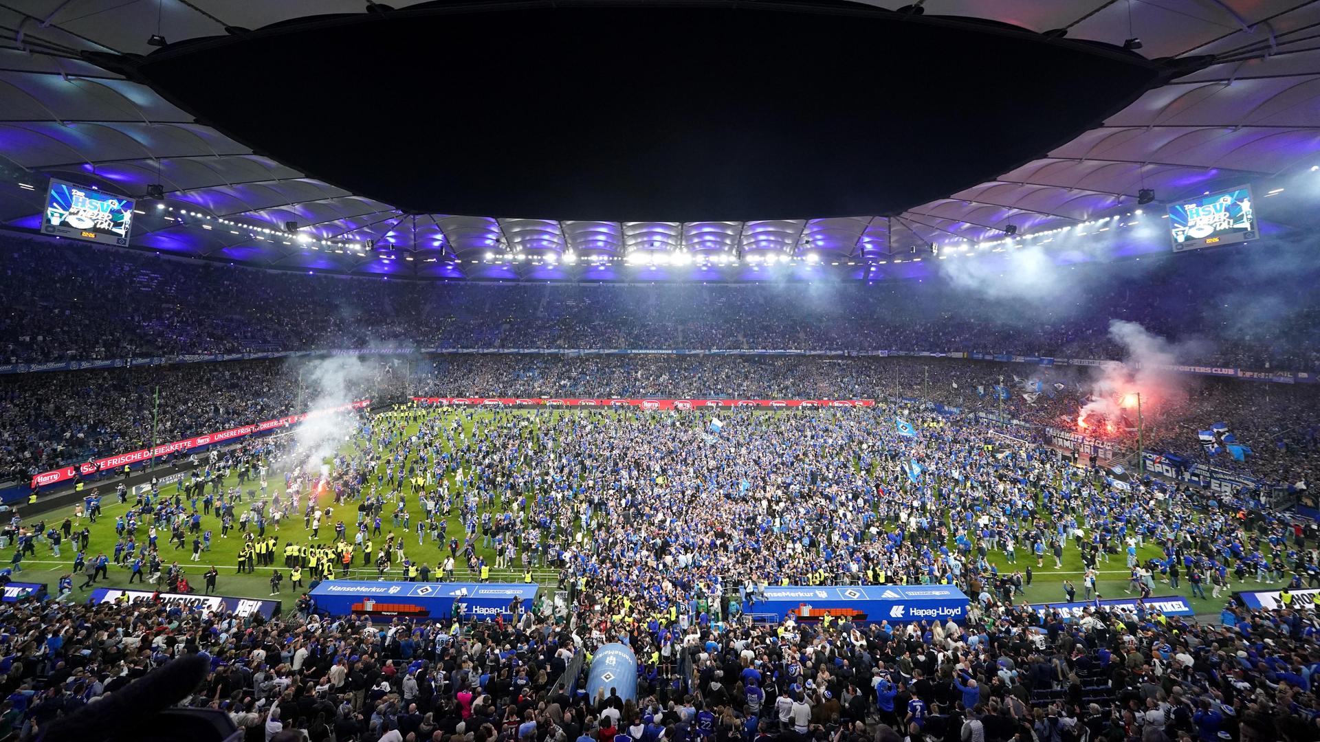 Hamburgs Fans stürmen nach dem Spiel den Rasen und feiern den Aufstieg in die 1. Bundesliga.