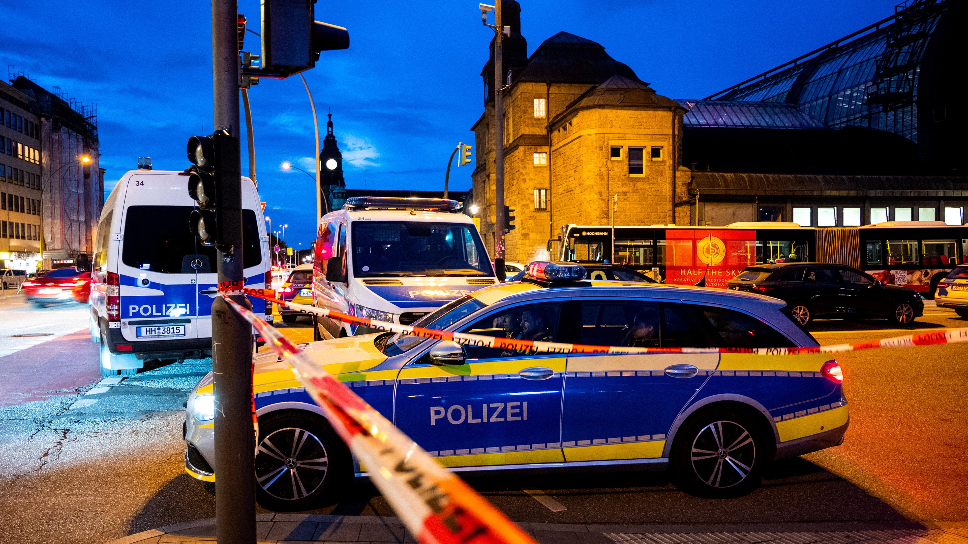 Polizeiabsperrung und Polizeifahrzeuge sichern den Hamburger Hauptbahnhof