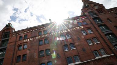Außenansicht der historischen Speicherhäuser in der Speicherstadt in denen unter anderem das Miniatur Wunderland seine Heimat hat.