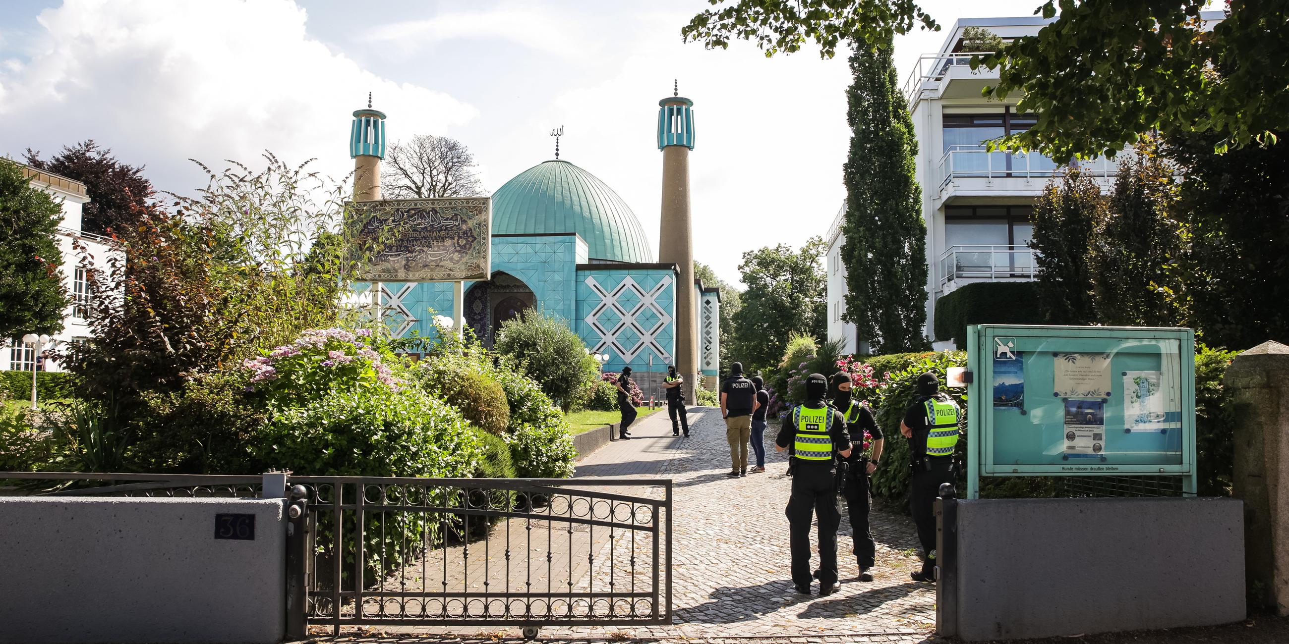 German police secures the compound of the Imam Ali Mosque, dubbed 'The Blue Mosque', of the 'Zentrum der islamischen Kultur Hamburg e.V.' in Hamburg, Germany, 24 July 2024. Germany's Interior Ministry said on 24 July 2024, that it 'banned the 'Islamisches Zentrum Hamburg e.V. (IZH)' and its sub-organisations nationwide' as an extremist Islamist organisation which pursues anti-constitutional aims.' The ministry said that 53 of the organisation's premises in eight German states were being searched as of 24 July, in order to enforce the ban and 'uncover possible connections to other organisations'.