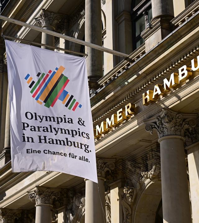 Eine Flagge der Initiative "Olympia und Paralympics in Hamburg" hängt vor der Handeslammer Hamburg