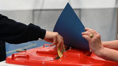 Hamburg: Ein Wähler wirft seinen Stimmzettel in eine Wahlurne in einer Abstimmungsstelle für das Referendum über die Olympia-Bewerbung der Hansestadt.