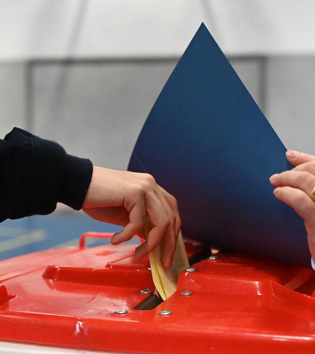 Hamburg: Ein Wähler wirft seinen Stimmzettel in eine Wahlurne in einer Abstimmungsstelle für das Referendum über die Olympia-Bewerbung der Hansestadt.