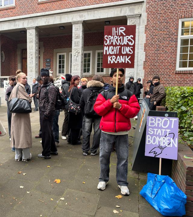 28.10.2026, Hamburg: Studenten stehen vor der Hochschule für Angewandte Wissenschaften (HAW). Drei Tage vor den angekündigten bundesweiten Protesten gehen in Hamburg erste Studenten auf die Straße.