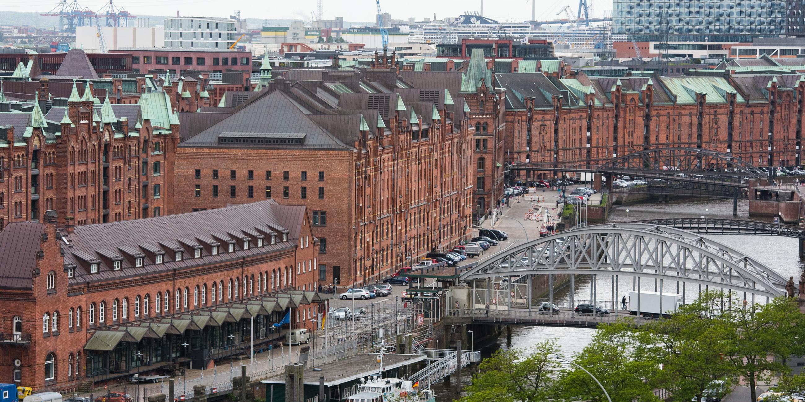 Blick auf die Hamburger Speicherstadt und die Elbphilharmonie
