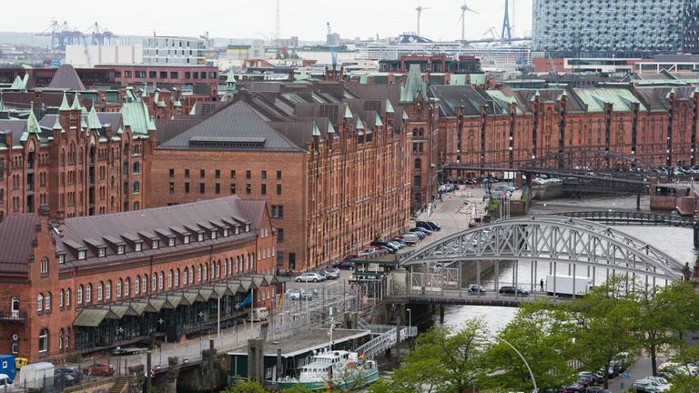 Blick auf die Hamburger Speicherstadt und die Elbphilharmonie