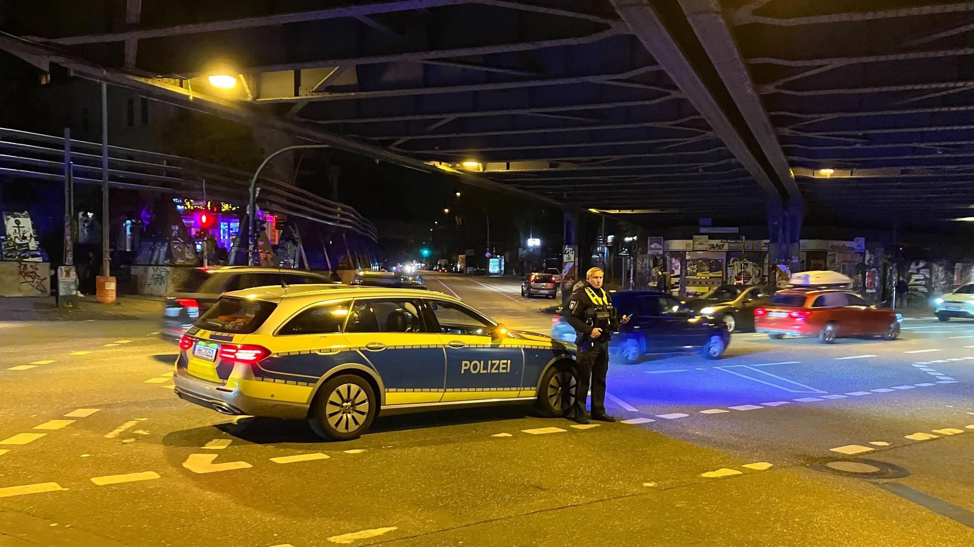 Die Polizei hat den Bereich um die Sternschanze in Hamburg weiträumig abgesperrt.