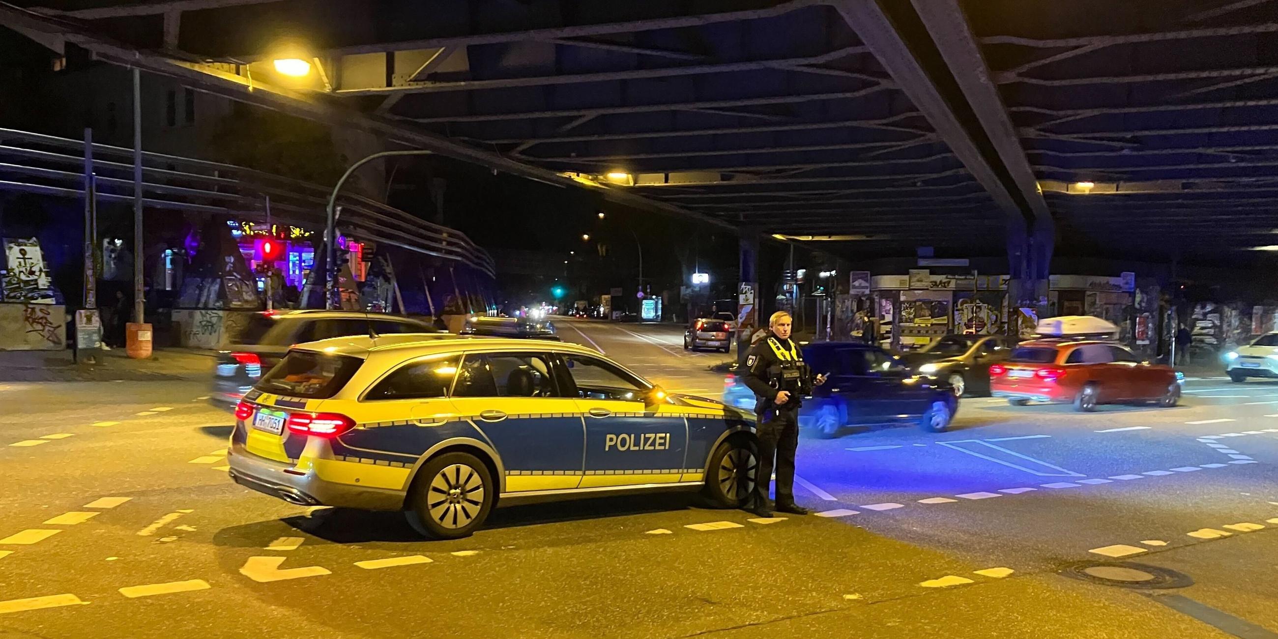 Die Polizei hat den Bereich um die Sternschanze in Hamburg weiträumig abgesperrt.