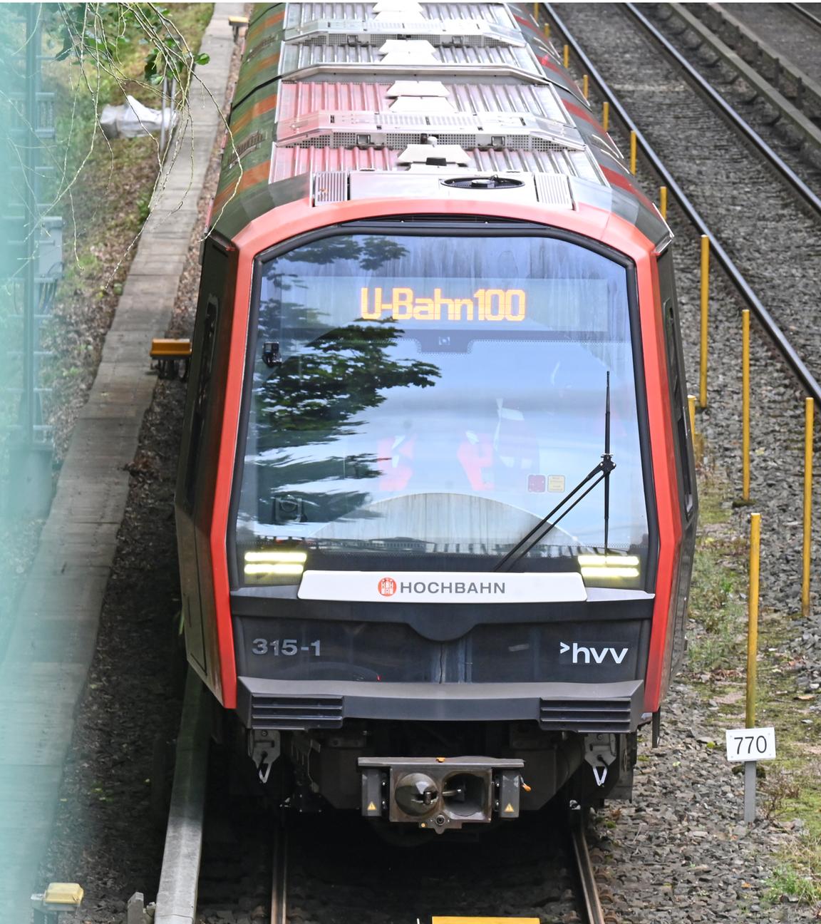 Bei einer Probefahrt im Hamburger Stadtteil Farmsen-Berne steht der Schriftzug "U-Bahn100" auf einer U-Bahn der Hochbahn