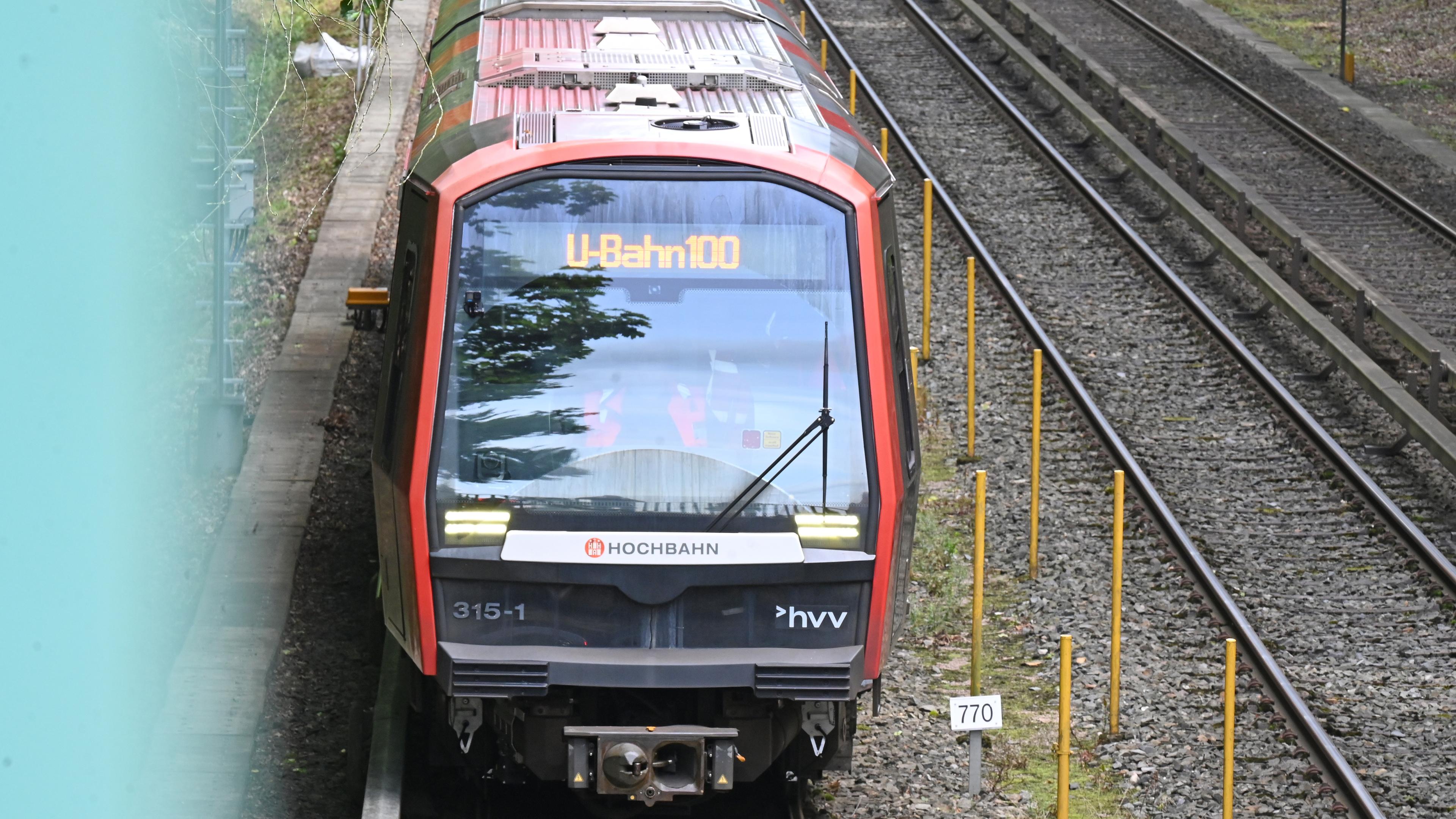 Bei einer Probefahrt im Hamburger Stadtteil Farmsen-Berne steht der Schriftzug "U-Bahn100" auf einer U-Bahn der Hochbahn