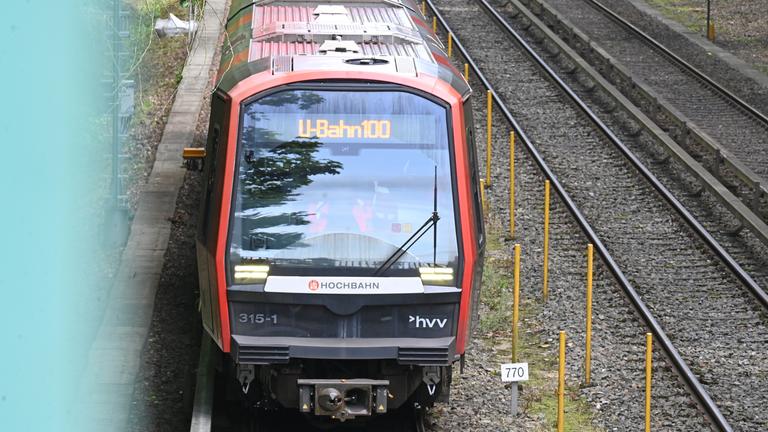 Bei einer Probefahrt im Hamburger Stadtteil Farmsen-Berne steht der Schriftzug "U-Bahn100" auf einer U-Bahn der Hochbahn