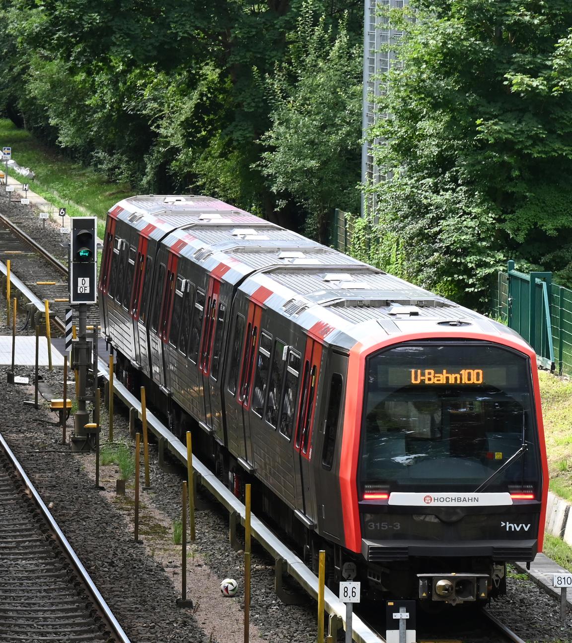 Zwei U-Bahnen der Hochbahn fahren bei einer Probefahrt im Hamburger Stadtteil Farmsen-Berne in dichtem Abstand über die Gleise.