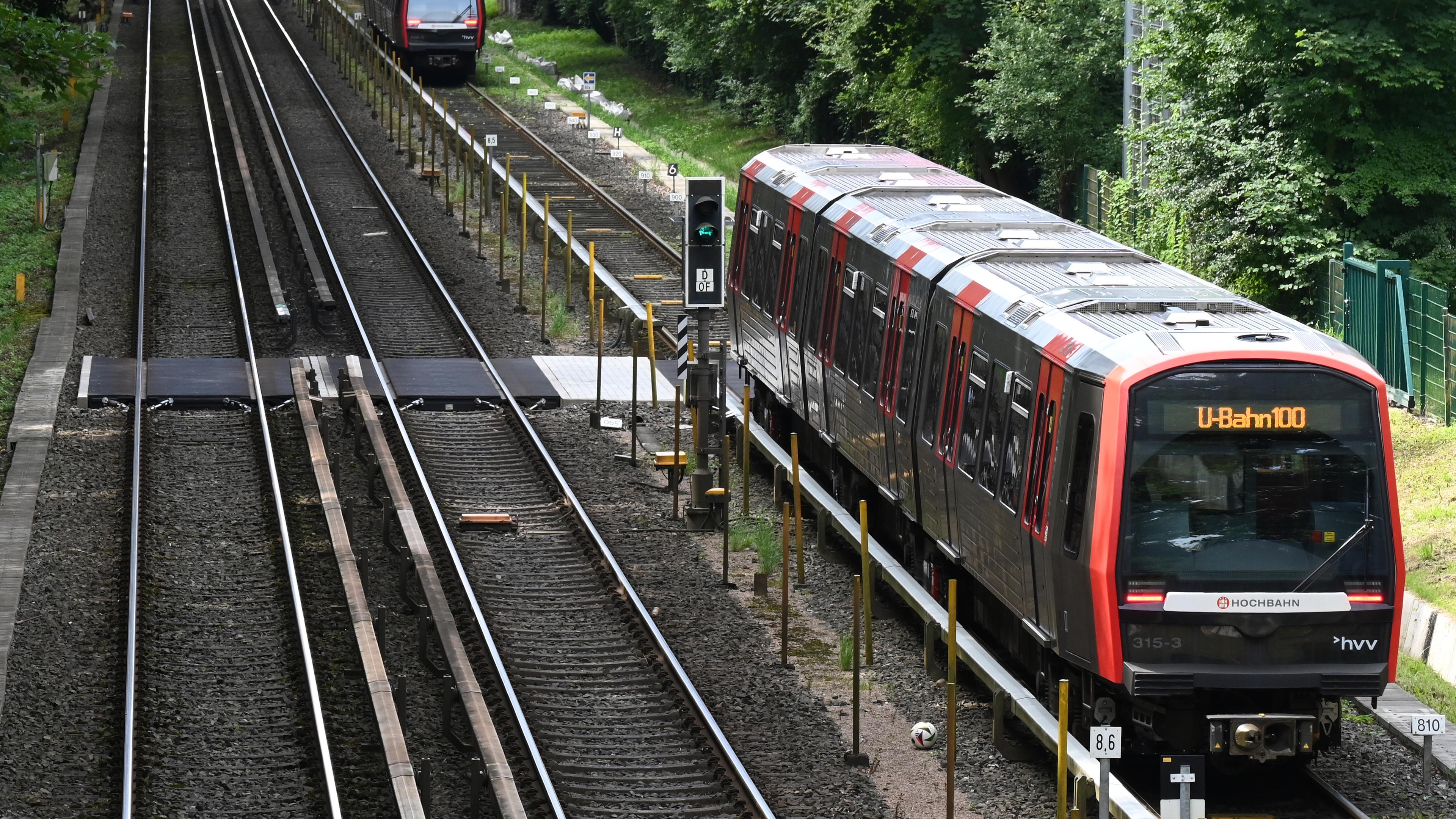 Zwei U-Bahnen der Hochbahn fahren bei einer Probefahrt im Hamburger Stadtteil Farmsen-Berne in dichtem Abstand über die Gleise.