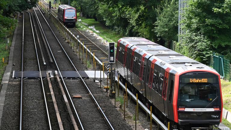 Zwei U-Bahnen der Hochbahn fahren bei einer Probefahrt im Hamburger Stadtteil Farmsen-Berne in dichtem Abstand über die Gleise.