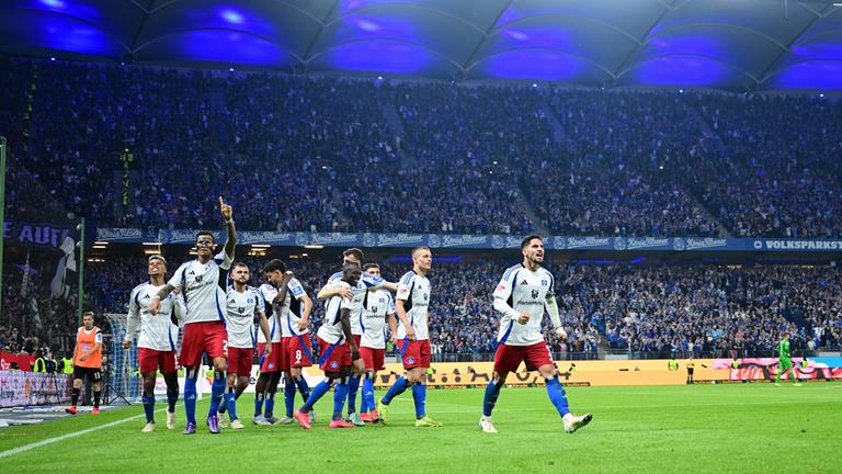 Hamburgs Spieler jubeln nach dem Tor zum 4:1 gegen Ulm am 10.05.2025.