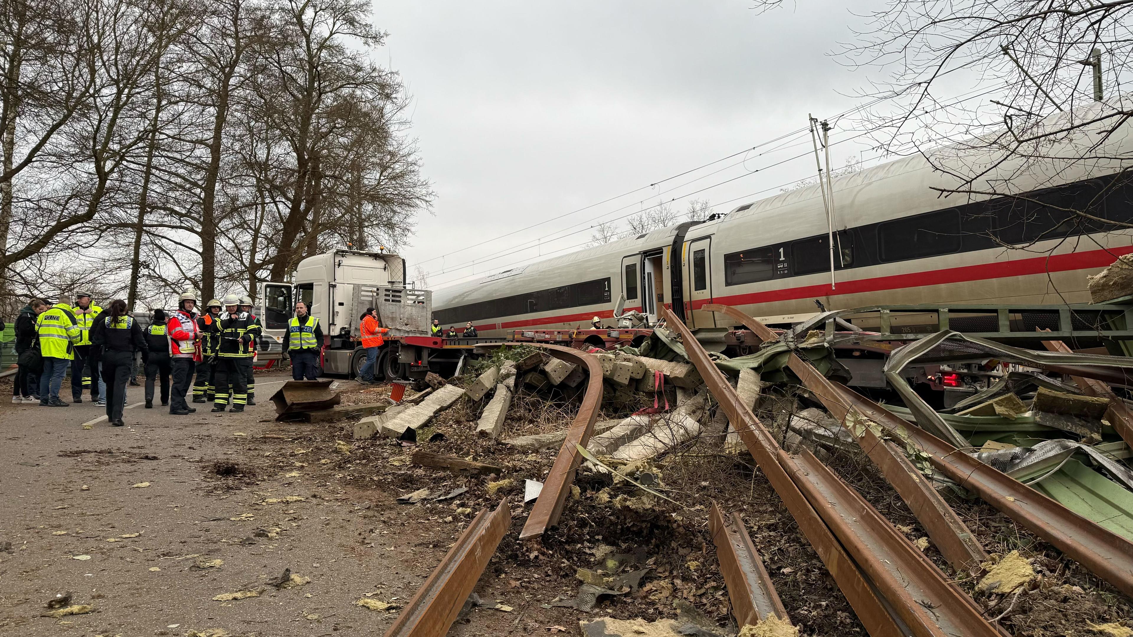 Hamburg: Rettungskräfte arbeiten an der Unfallstelle. In Hamburg-Harburg ist ein ICE gegen einen Sattelzug gefahren.