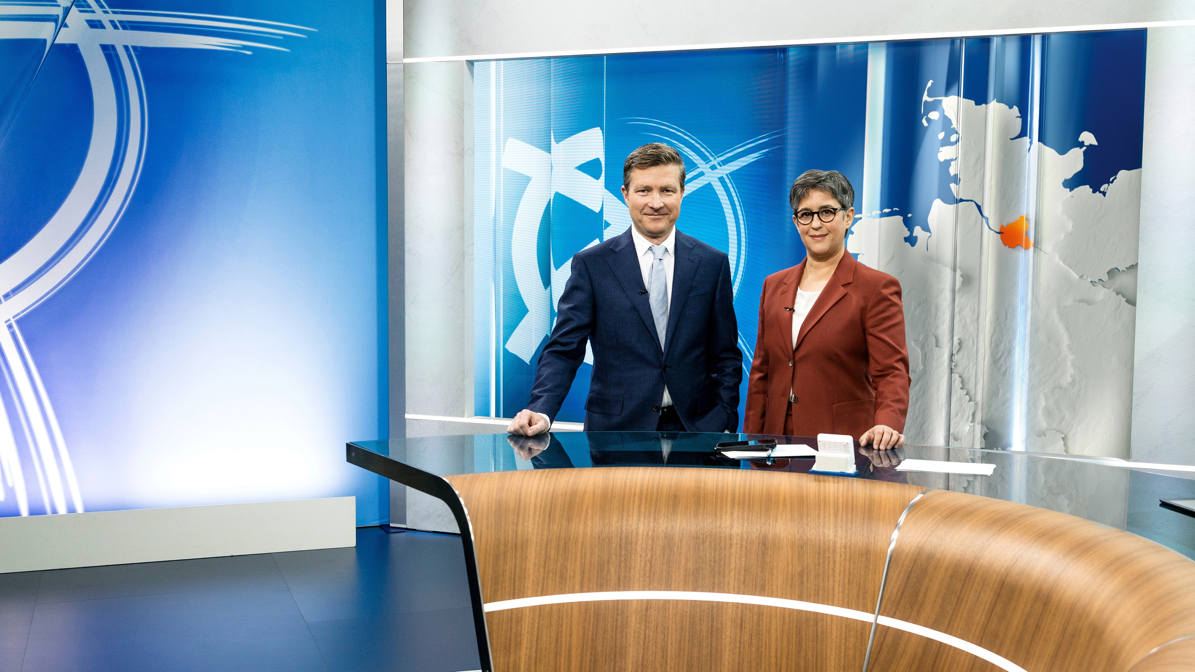 Shakuntala Banerjee und Stefan Leifert live aus dem ZDF-Wahlstudio