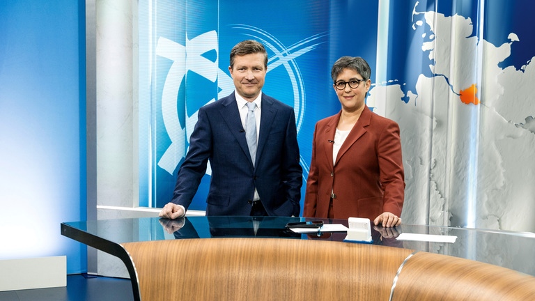 Shakuntala Banerjee und Stefan Leifert live aus dem ZDF-Wahlstudio