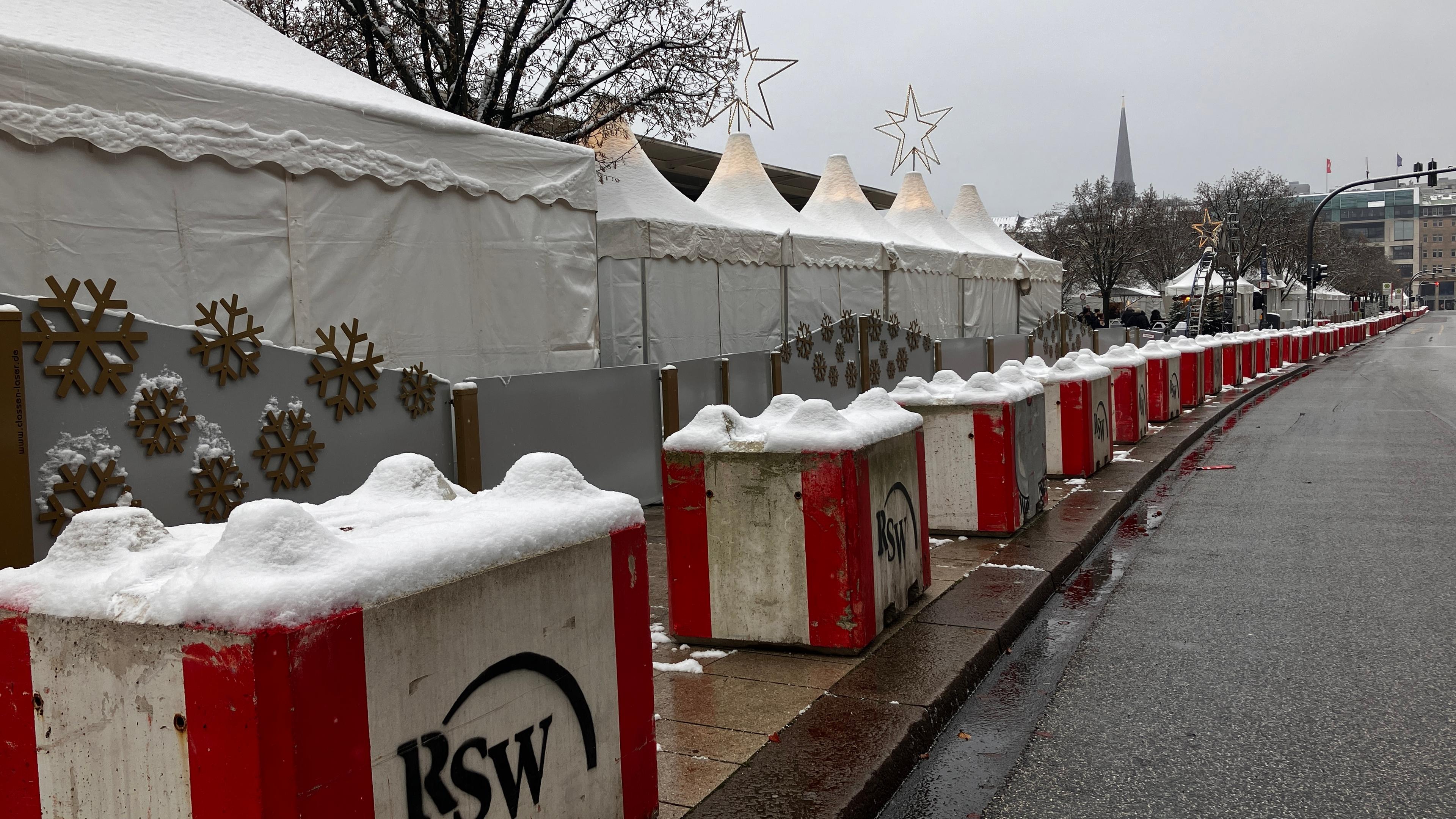 Rot-weiße Betonblöcke am Weihnachtsmarkt in Hamburg 