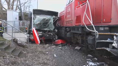 Zug kollidiert mit Bus im Hamburger Hafen