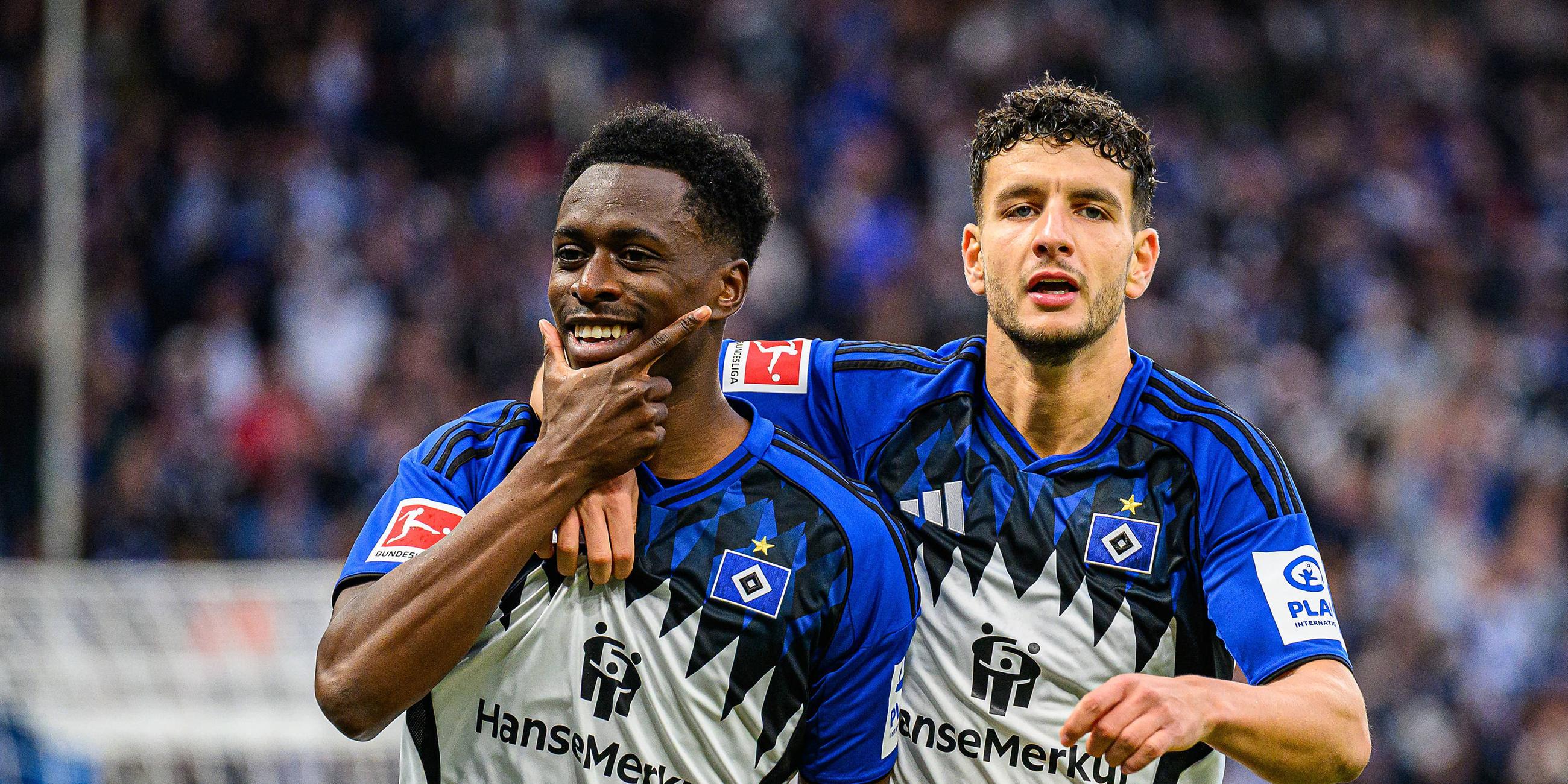Albert Sambi Lokonga (6, Hamburger SV) und Daniel Elfadli (8, Hamburger SV) jubeln. 