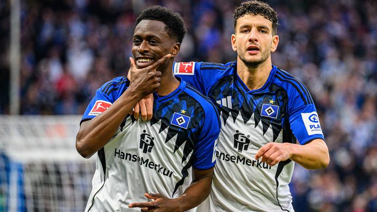 Albert Sambi Lokonga (6, Hamburger SV) und Daniel Elfadli (8, Hamburger SV) jubeln. 