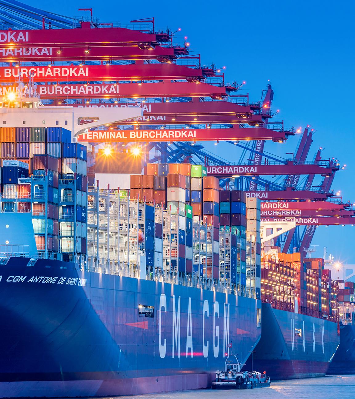 Containerschiff im Hamburger Hafen