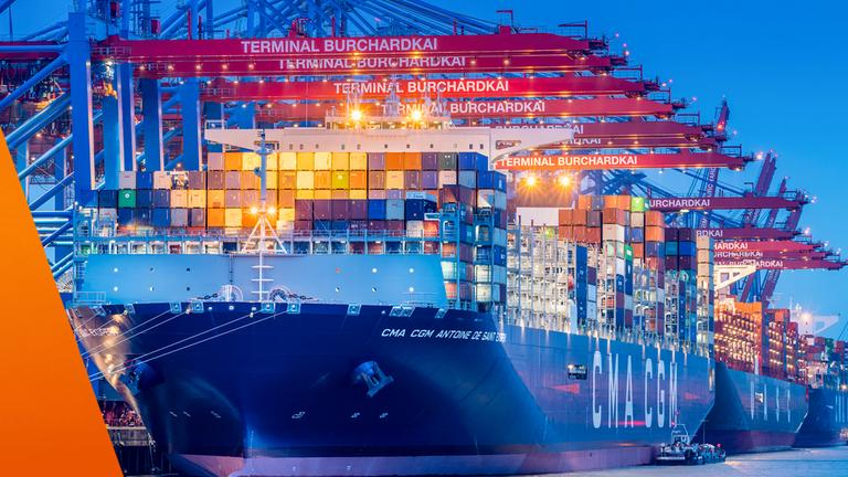 Containerschiff im Hamburger Hafen