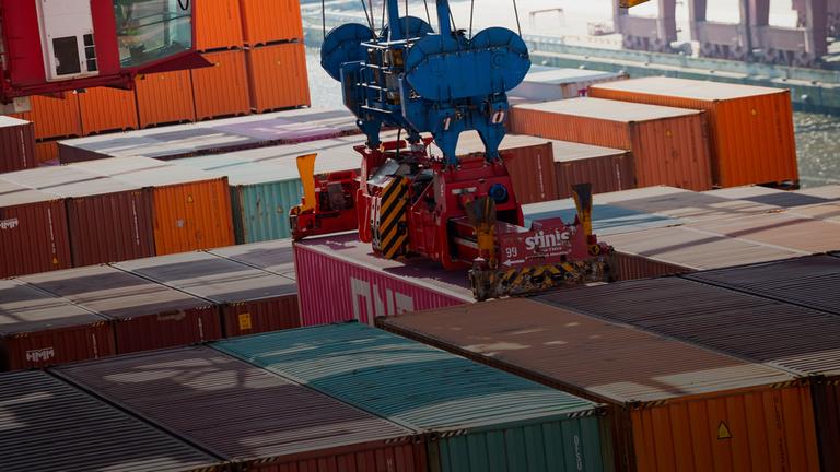 Container werden durch einem Kran von Bord der am Burchardkai im Hamburger Hafen liegenden "Berlin Express" gehoben