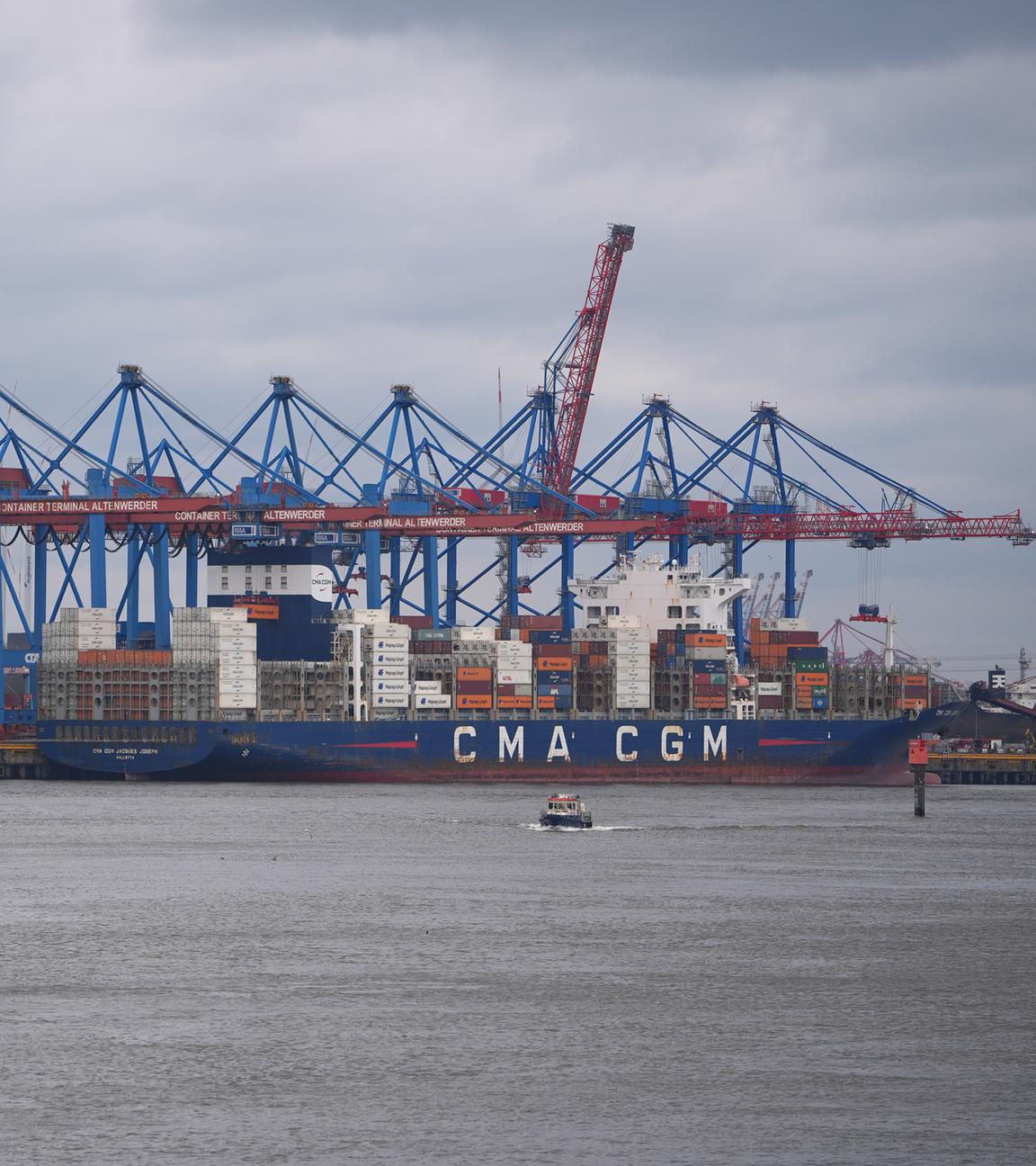 Hamburg: Containerschiffe werden im Hamburger Hafen am Container Terminal Altenwerder (CTA) abgefertigt.