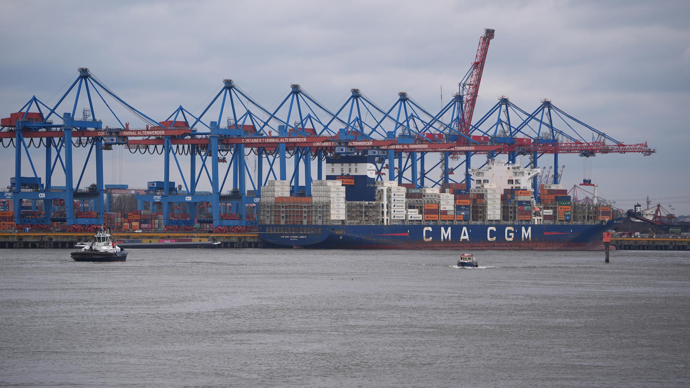Hamburg: Containerschiffe werden im Hamburger Hafen am Container Terminal Altenwerder (CTA) abgefertigt.