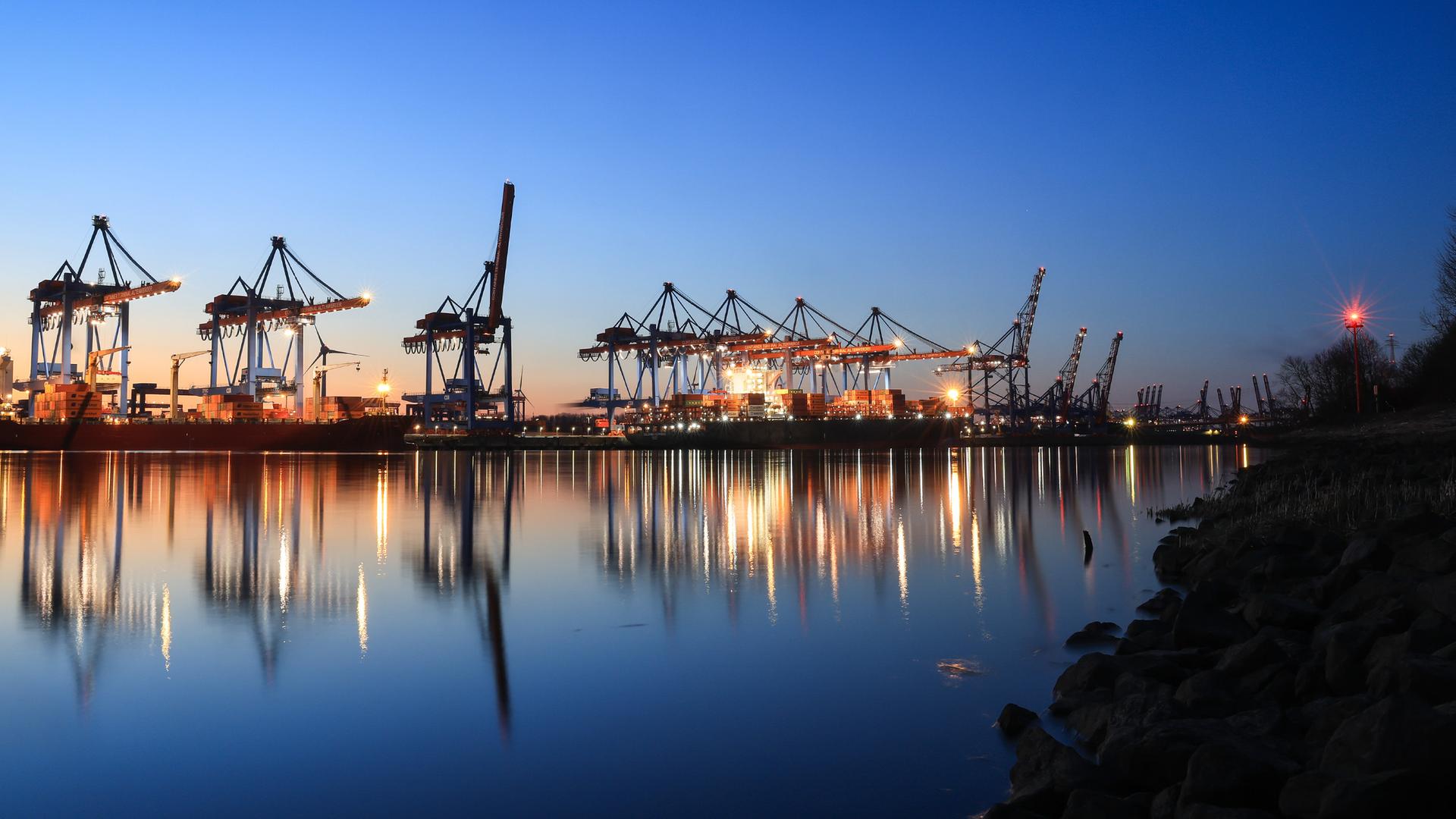  Containerschiffe werden am Containerterminal Altenwerder (CTA) der Hamburger Hafen und Logistik AG HHLA beladen. (Archiv)