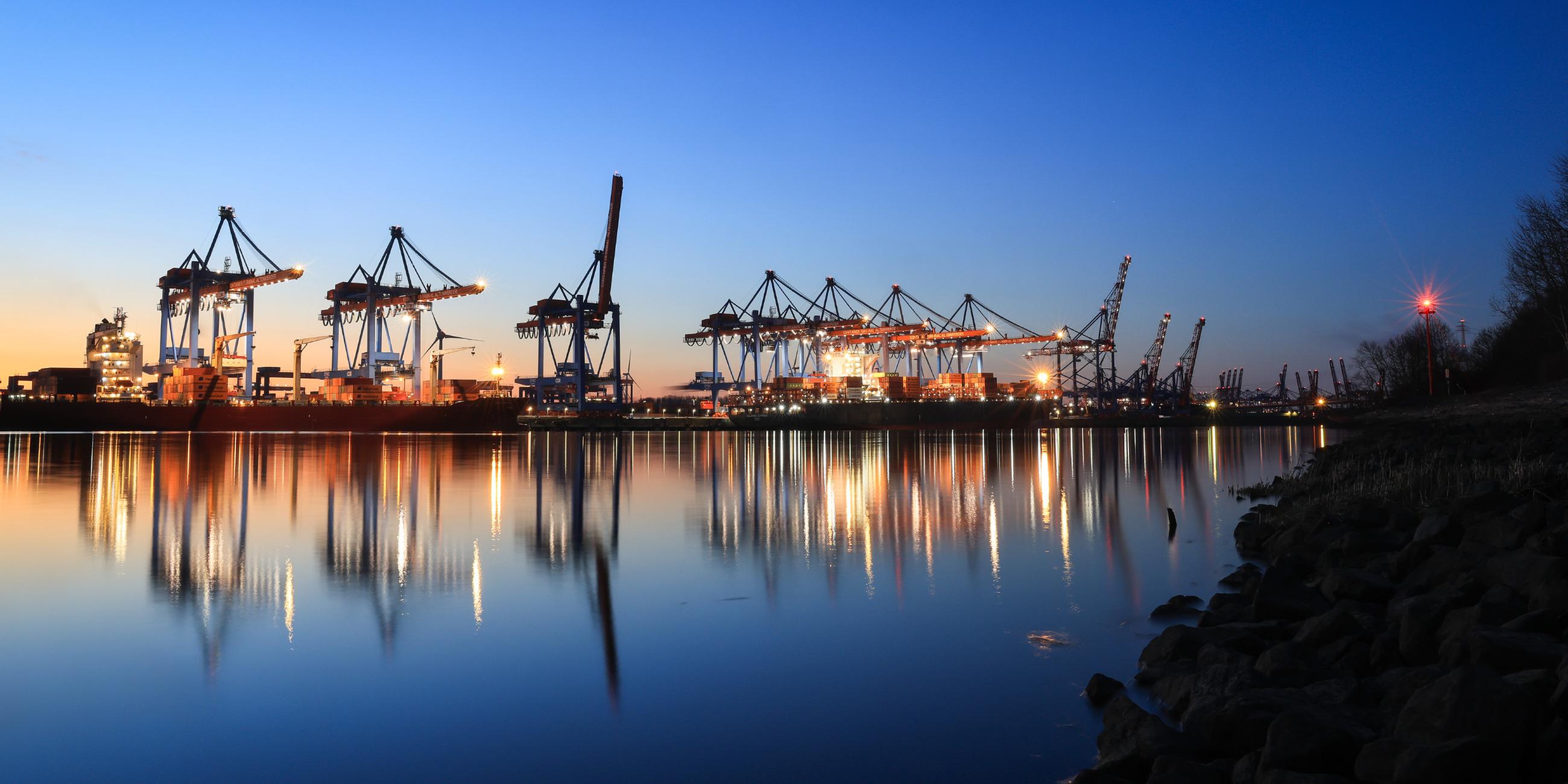  Containerschiffe werden am Containerterminal Altenwerder (CTA) der Hamburger Hafen und Logistik AG HHLA beladen. (Archiv)