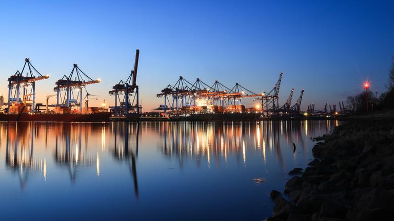  Containerschiffe werden am Containerterminal Altenwerder (CTA) der Hamburger Hafen und Logistik AG HHLA beladen. (Archiv)