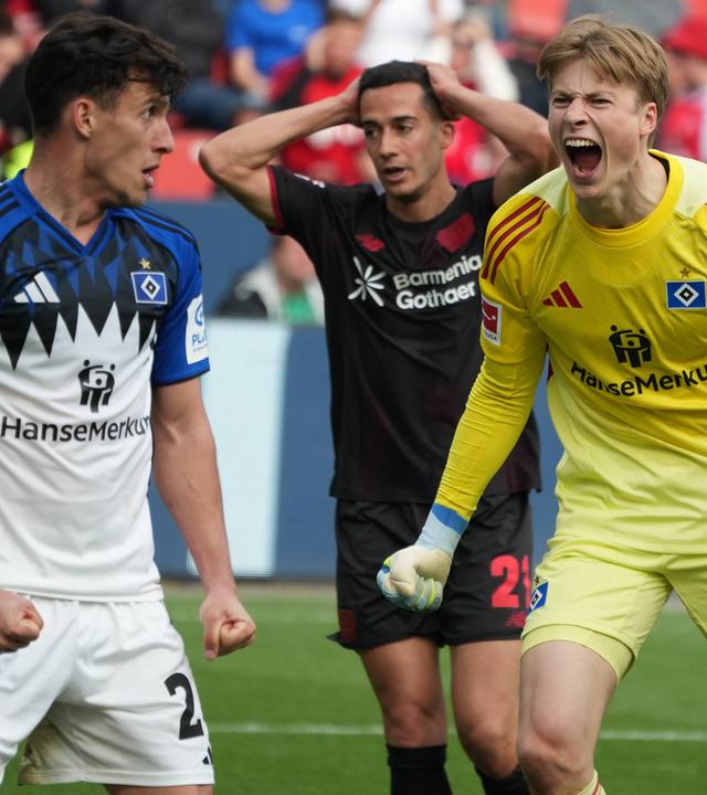 HSV-Torhüter Sander Tangvik feiert gemeinsam mit den Fans den Saisonabschluss im Spiel gegen Leverkusen.