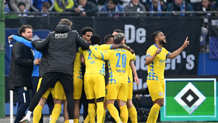 Hamburg: Fußball: 2. Bundesliga, Hamburger SV - Eintracht Braunschweig: Braunschweigs Leon Bell Bell (r) jubelt mit seinen Mannschaftskollegen über seinen Treffer zum 0:1.