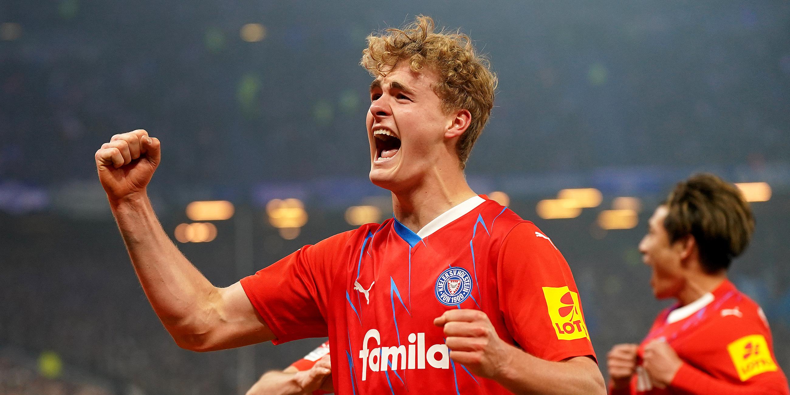 Kiels Tom Rothe (vorne) jubelt mit seinen Mitspielern nach seinem Treffer zum 0:1.