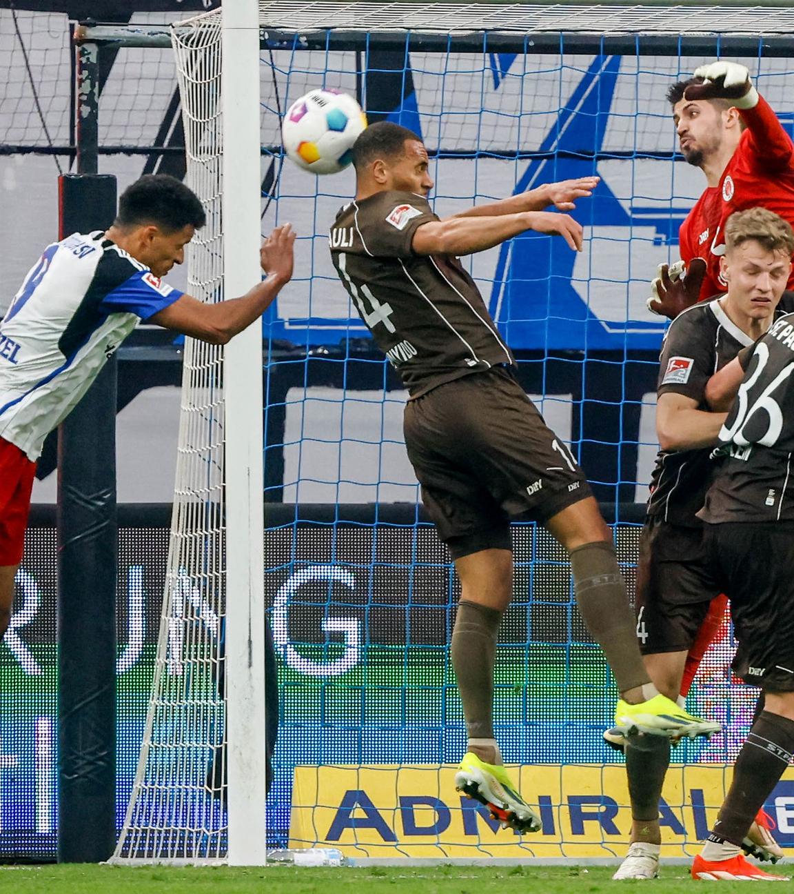 Robert Glatzel l. (Hamburger SV) erzielt das erste Tor für seine Mannschaft.