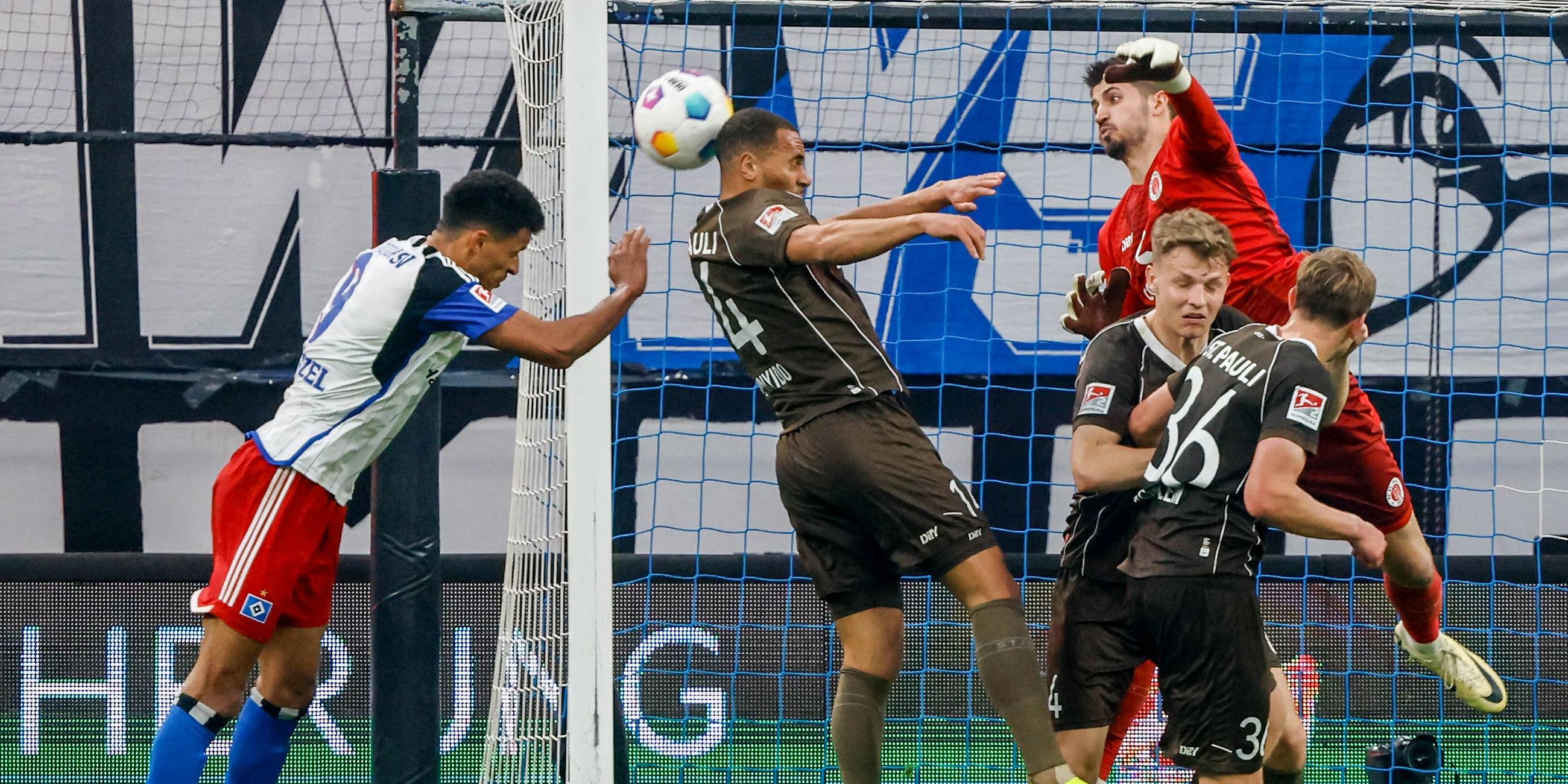 Robert Glatzel l. (Hamburger SV) erzielt das erste Tor für seine Mannschaft.