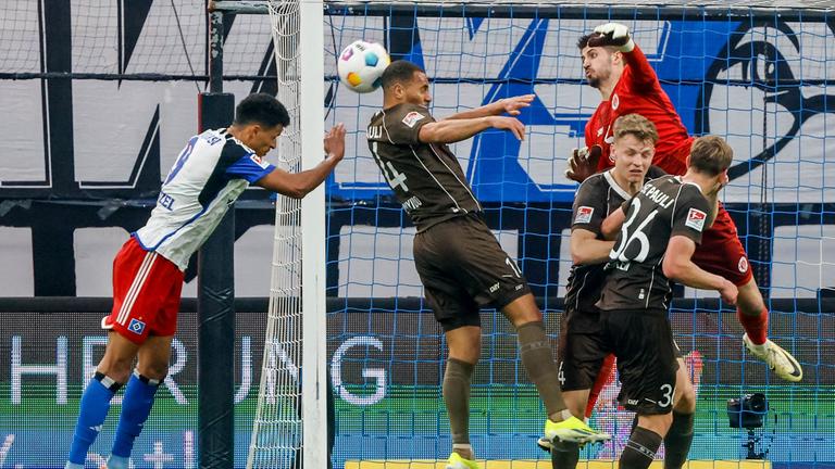 Robert Glatzel l. (Hamburger SV) erzielt das erste Tor für seine Mannschaft.
