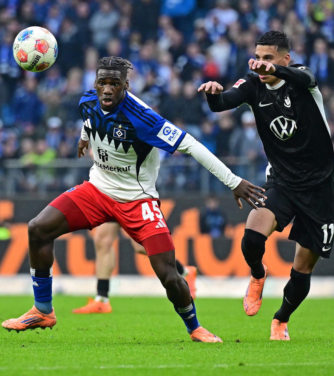 Fabio Balde (HSV) und Adam Daghim (VfL Wolfsburg) kämpfen im Bundesliga-Spiel um den Ball.
