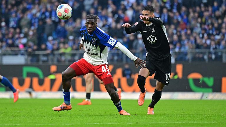 Fabio Balde (HSV) und Adam Daghim (VfL Wolfsburg) kämpfen im Bundesliga-Spiel um den Ball.