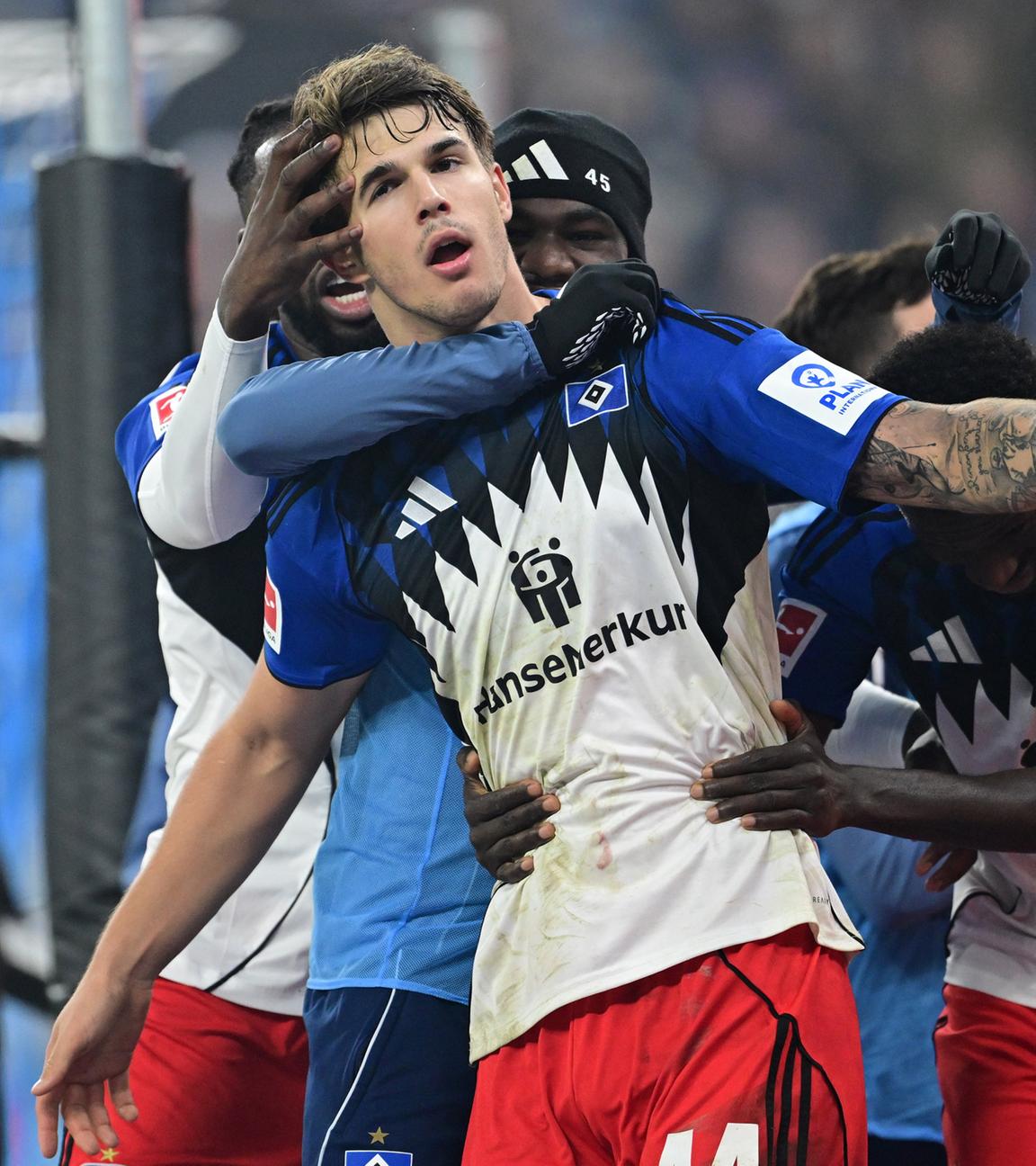Jordan Torunarigha, Torschuetze Luka Vuskovic, Fabio Balde (HSV Hamburg) jubeln. 