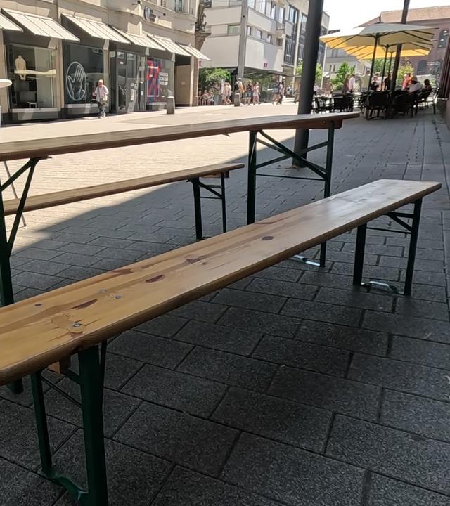 Biertische in der Fußgängerzone in Trier