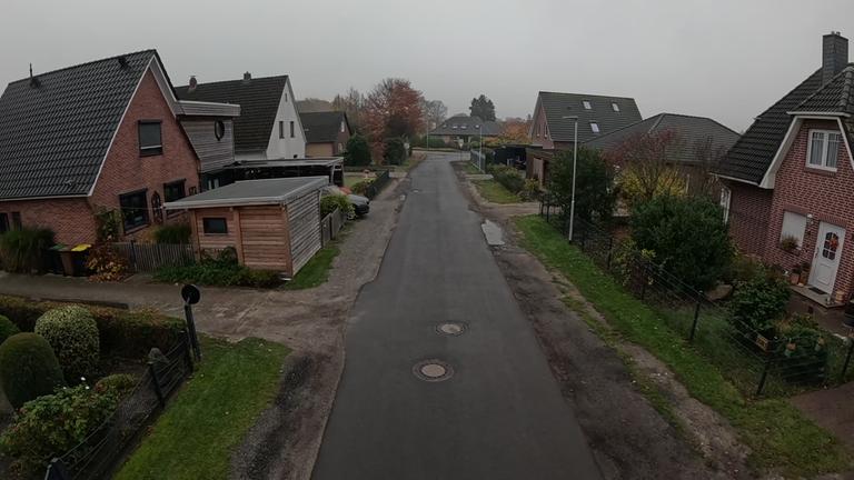 Straße inmitten von Häusern