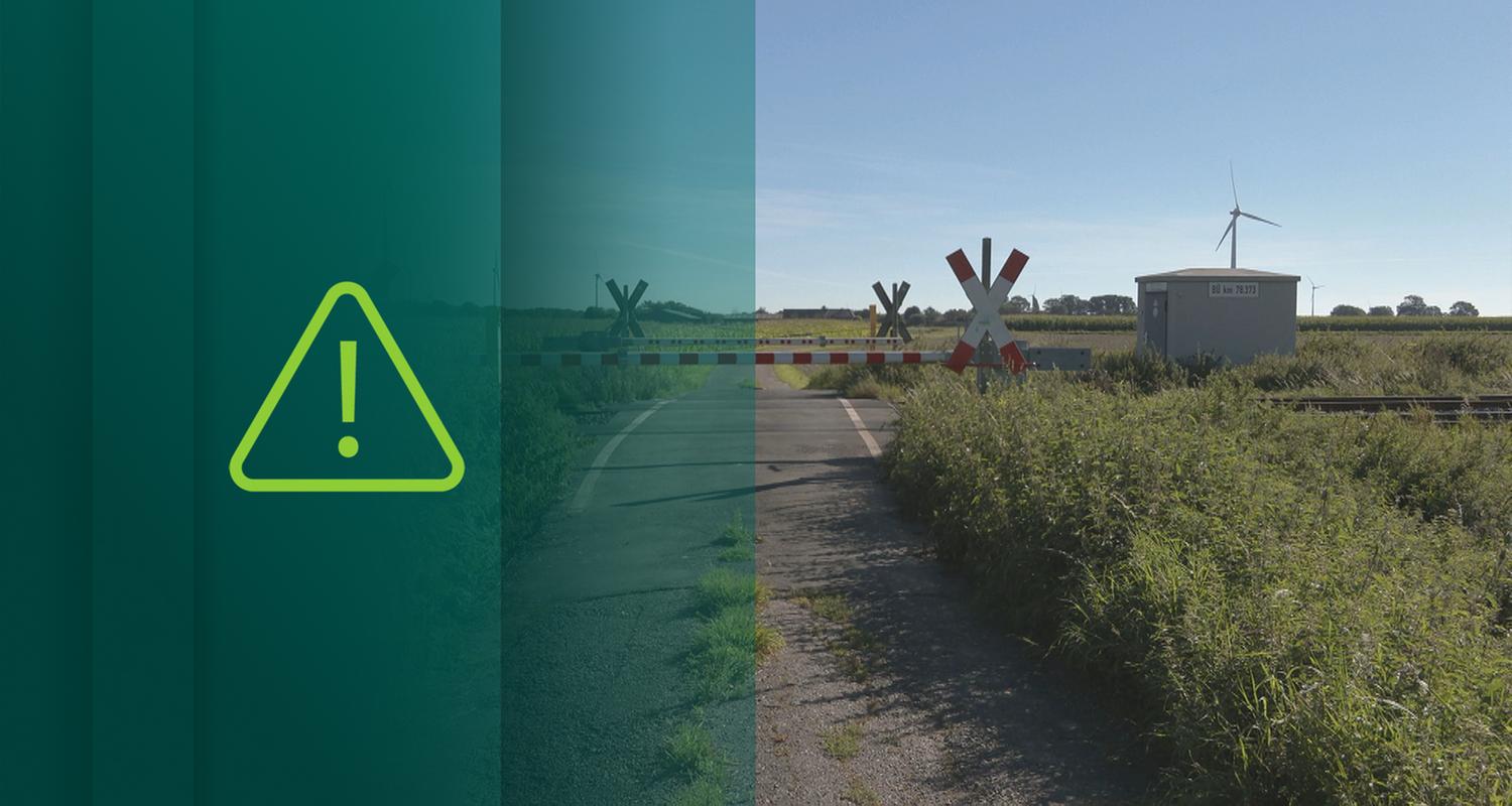 Geschlossene Schranke an Bahnübergang