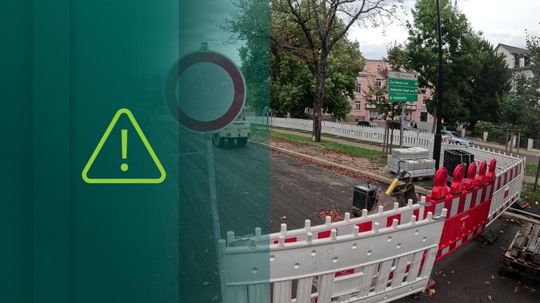 Straße mit Bäumen, im Vordergrund blaues Zebrastreifen-Verkehrsschild