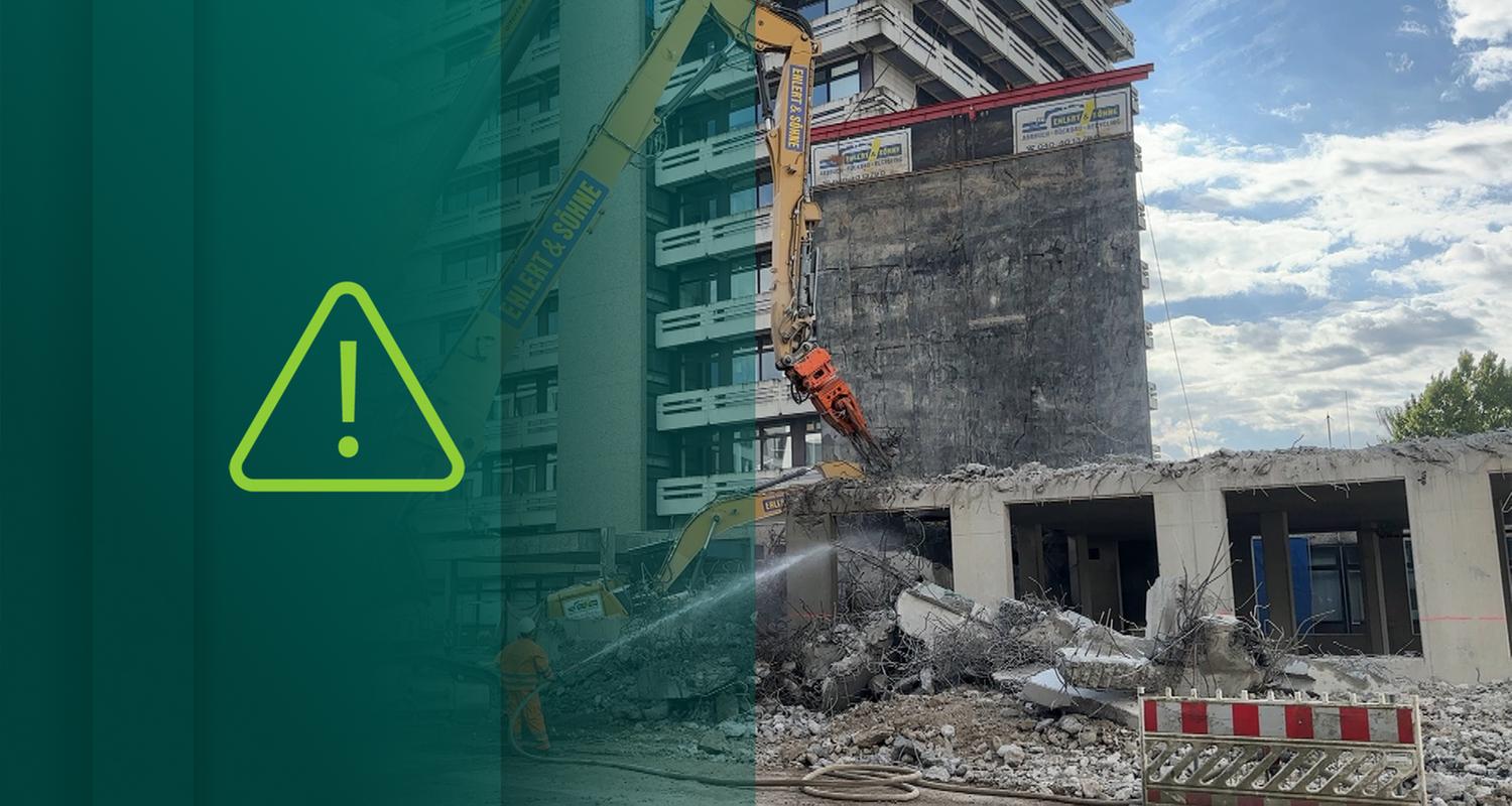 Bagger reißen Klinikgebäude ab