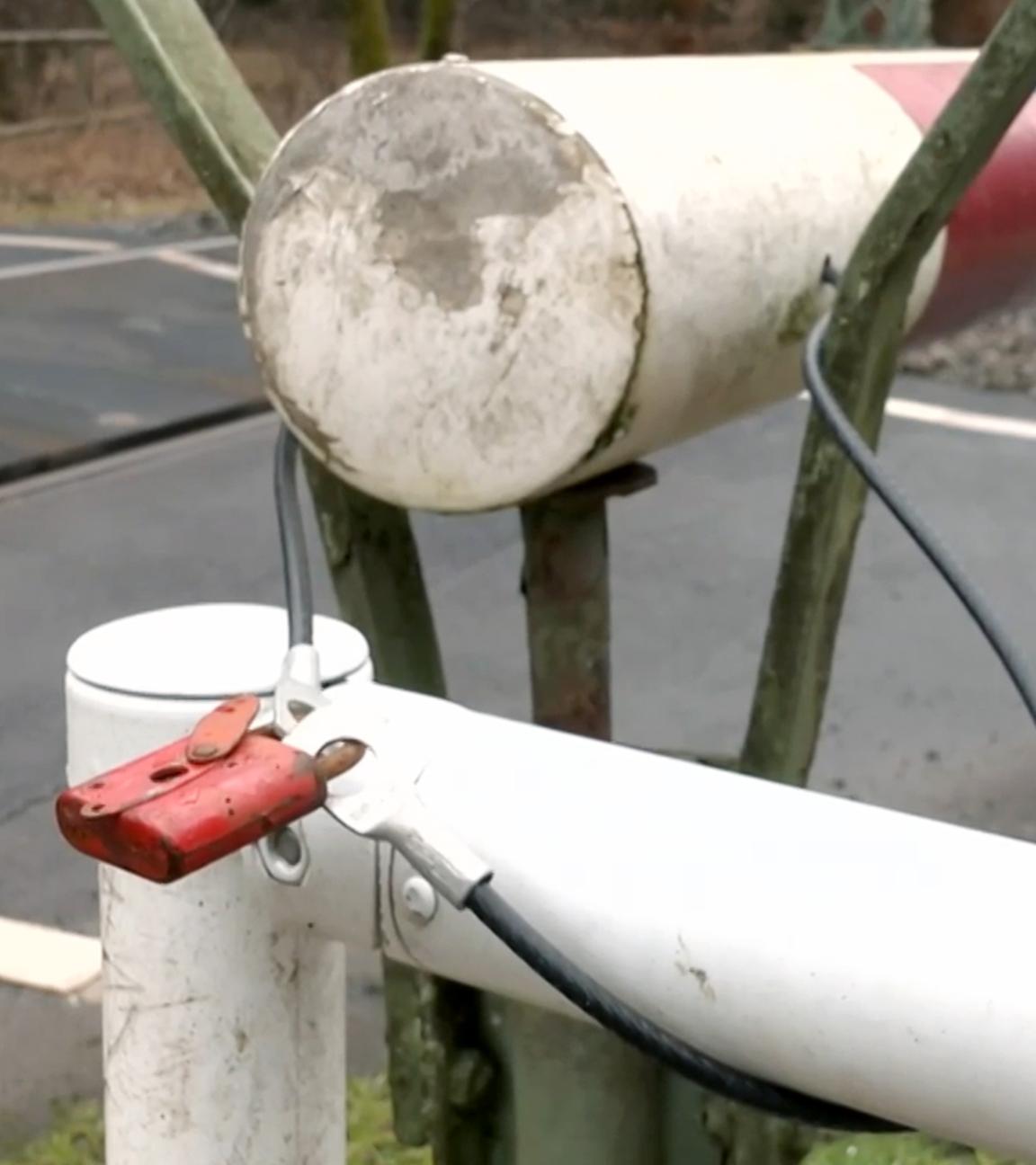 Verschlossener Bahnübergang in Kyll