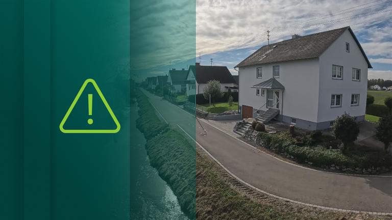 Häuser an Straße in Balzhausen, davor grünes Logo mit Ausrufezeichen